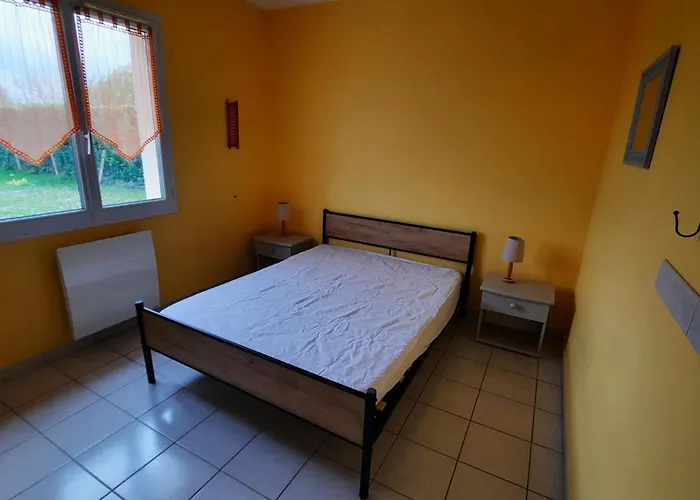 Holiday home Maison De Plain-pied Avec Jardin Cloture, Proche Thermes St Roch - 3 Chambres, Wifi, Cuisine Equipee - Fr-1-541-46